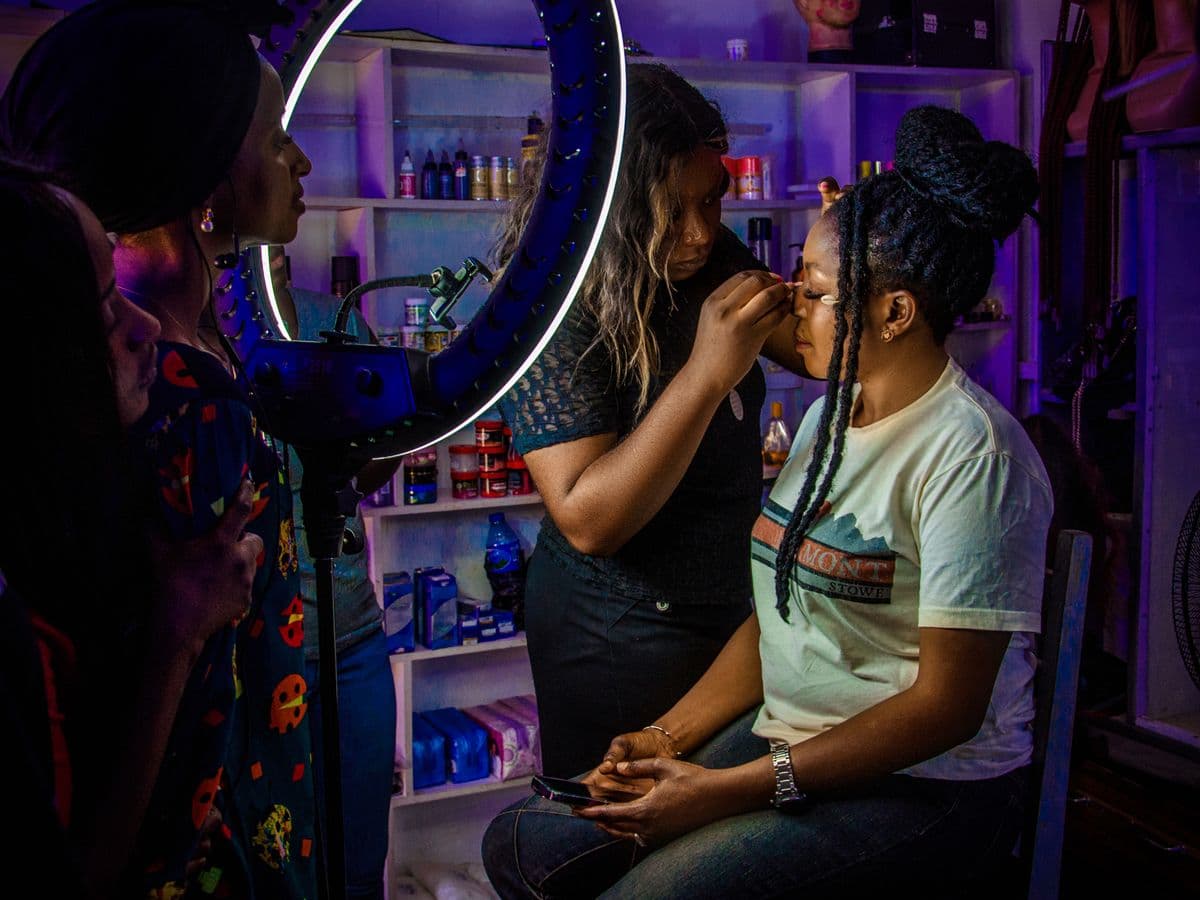 Profissional de beleza trabalhando com cliente no salão